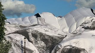 La instalación gigante con forma de cueva del artista francés JR en París aparece dañada