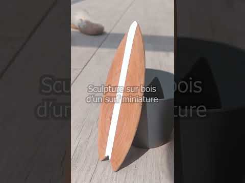 Miniature Sculpture sur bois d'un surf miniature