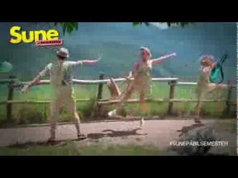 Anja Lundqvist skickar en hälsning från inspelningen av Sune på bilsemester