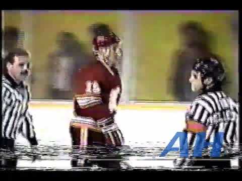 NHL Oct. 29, 1986 Paul MacLean,WPG v Tim Hunter,CGY (R) Winnipeg Jets Calgary Flames