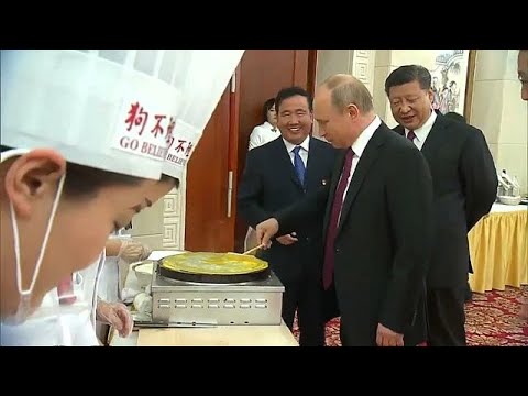 بالفيديو بوتين يحضّر الزلابية وفطائر الباوزي الصينية