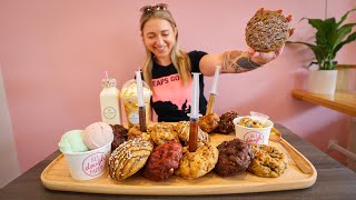 אתגר חלב ועוגיות "Get Chunky" עם 15,000 קלוריות