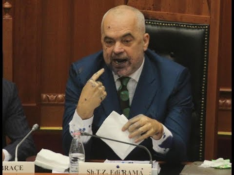 Paloka sulmon me boje kryeministrin Edi Rama