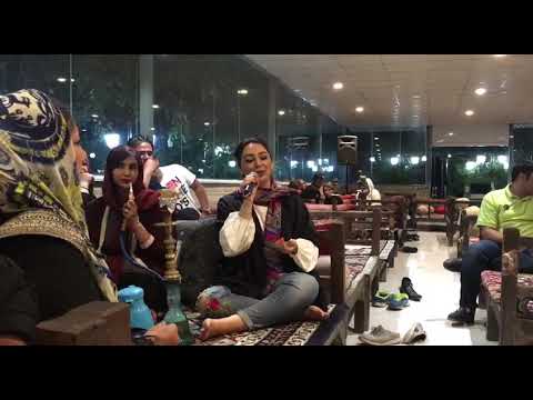 Iranian Girl sings Turkish Sibel Can - Padişah . ترانه ترکی دختر ایرانی در رستوران