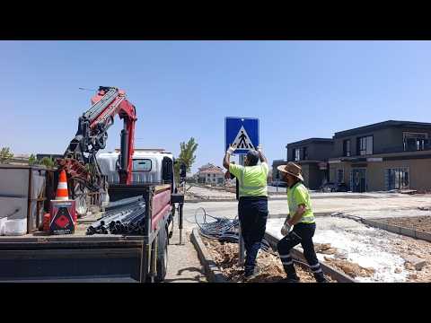 Adıyaman'da Hasarlı Trafik Levhaları Yenileniyor, Yeni Yerleşimlere Uzandı