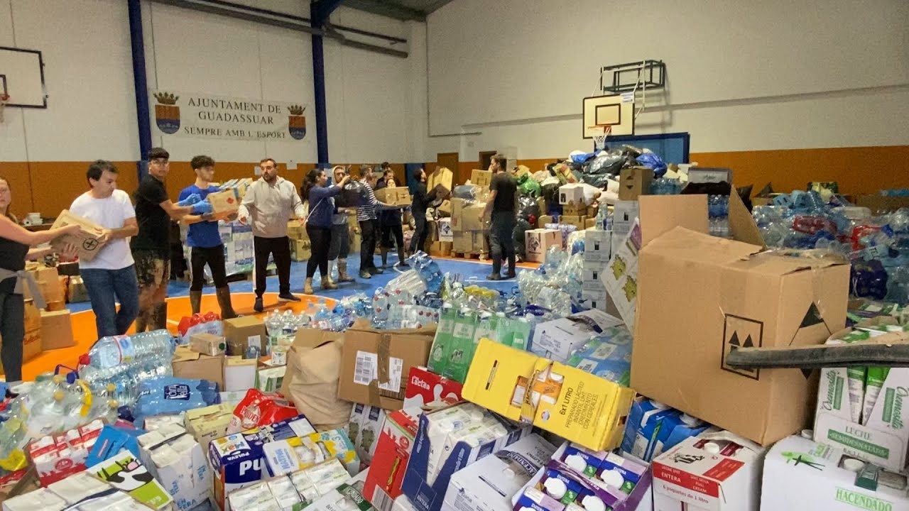 Más de 10 toneladas de alimentos y otros enseres llegan a Valencia desde Manilva