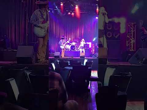 Mojo Juju performing Barracuda