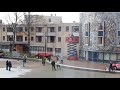 Met hoogwerker zwaaien naar ouderen in verzorgingstehuis