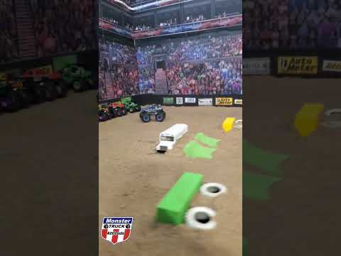 Bounty Hunter VS Scarlet Bandit! Grudge Match! #shorts #monsterjam #diecast