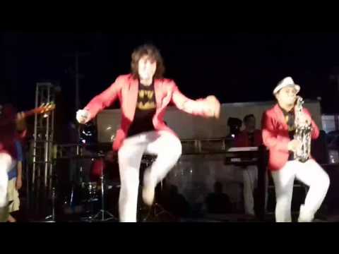 YAHARI **La alberca toma q toma**