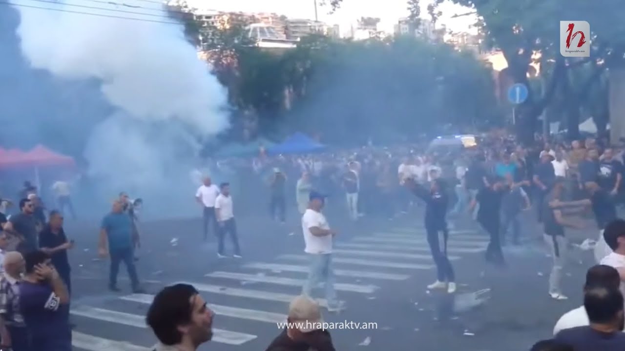 #Ուղիղ. Լարված իրավիճակ Բաղրամյան պողոտայում. ոստիկանները սաղավարտներով պատ են կազմել