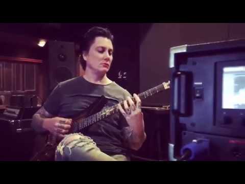 Synyster Gates plays 'Paradigm' - Instagram - 04.07.2018