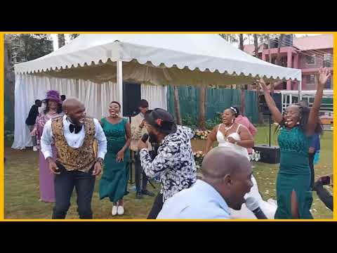 Moji shortbabaa surprises a couple at their wedding