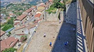 quattro-calci-ad-un-pallone-nel-rione-tranesi