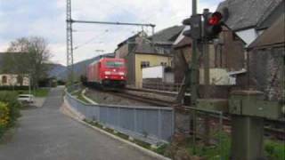 preview picture of video 'Bahnübergang Fährstraße/Hauptstraße, Müden/Mosel ++ Baureihe 185 mit kurzem Güterzug'