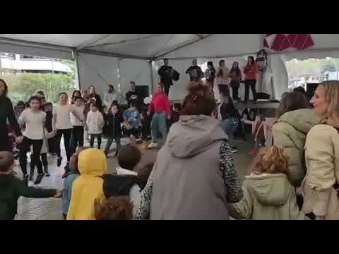 Erriola konpartsaren kalejira Pontika auzoko festetan (23.04.23)