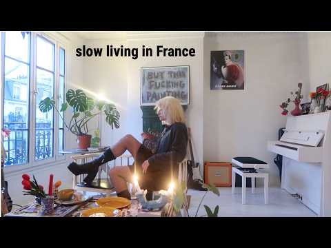 Living Alone in Paris VLOG - art, cafés and going places !