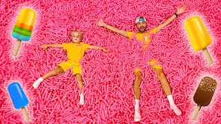 Download lagu Chris has fun at Museum of Ice cream! mp3