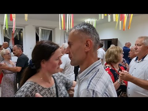 A ty do mnie możesz chodzić, ale kochać to nie nie.Tak gra kapela Macieja Ulewińskiego w Sycynie.