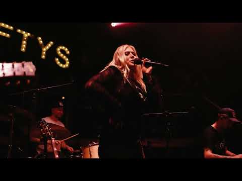 Sara Berki - Cowboys Do It Better  - Live at Lefty's Brisbane