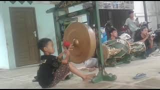 Download lagu Lagi Assyik mainkan Gong.. lah.. disuruh membunga kuntau/ silat kembangan. mp3 Download lagu Lagi Assyik mainkan Gong.. lah.. disuruh membunga kuntau/ silat kembangan. mp3