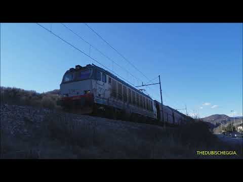 TRENO MERCI IN TRANSITO A ROBILANTE. (CN) LUN. 10 - 1 - 2022.