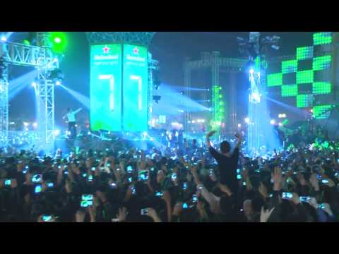 Tenishia & Ruben de Ronde performing to 300 000 people in Hanoi, Vietnam