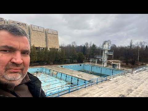 Stary i zniszczony kompleks basenów CSKA Sofia [Bulgaria]