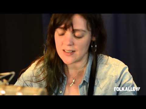 Folk Alley Sessions: Amelia Curran - "Blackbird on Fire"