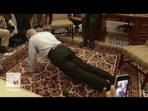 Senator does 46 pushups after losing Stanley Cup bet | Mashable