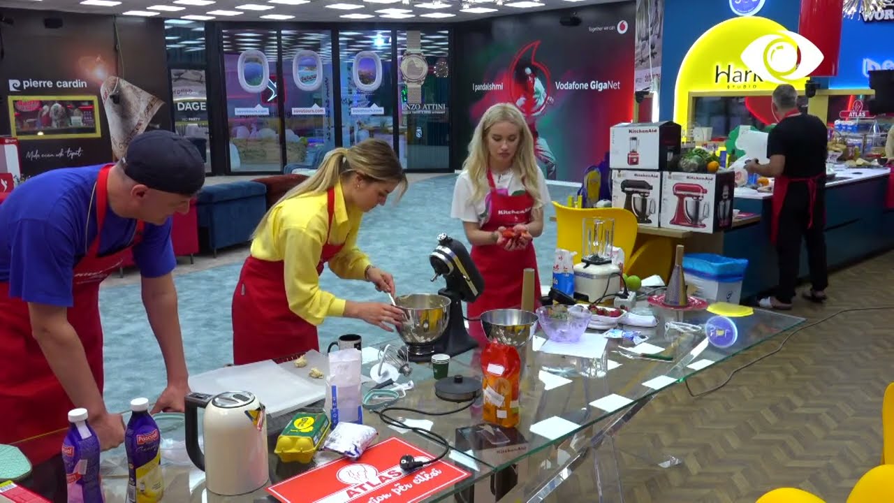 Gatimi i Biskotave/ Banorët shtrojnë biskotat në tavë