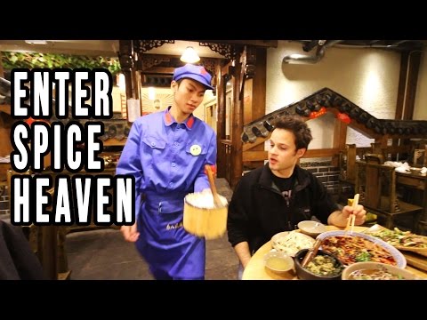 Comer em um restaurante comunista na China | Comida chinesa incrível em Sichuan