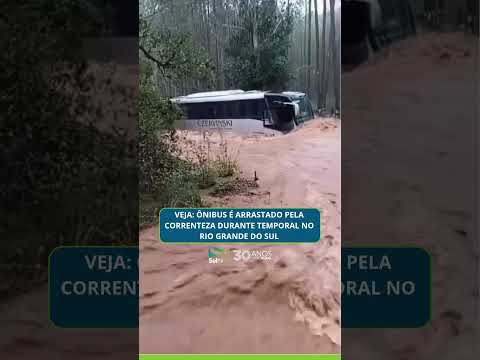 VEJA: ônibus é arrastado pela correnteza durante temporal