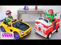 Vlad và Nikita trưng bày đồ chơi ô tô ở nhà mới