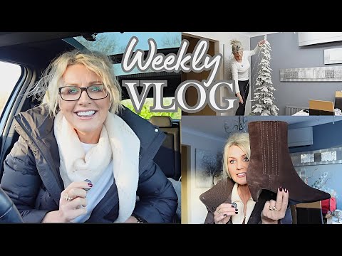 Falling Apart, Saving a Bee & Taking Down Decorations – Sunday Vlog