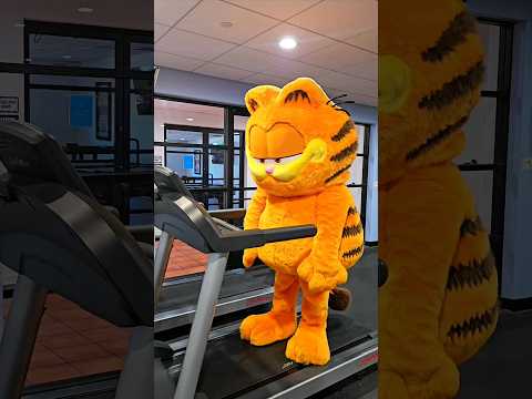 24 HOURS AS GARFIELD #shorts 😼🍝