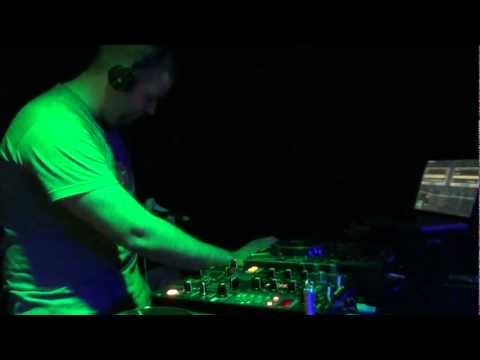 VICTOR PRADA DJ SET @ ENTRANCE 08 - SALA STARVING - MADRID (02-06-2012) - 2/4