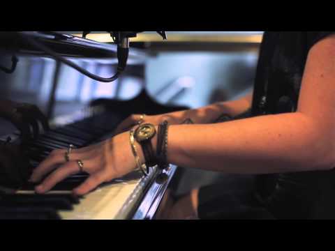 SHIFTING GEARS (PLUMP DJS COVER) † SARAH PELLICANO LIVE @ THE KINGS HOTEL