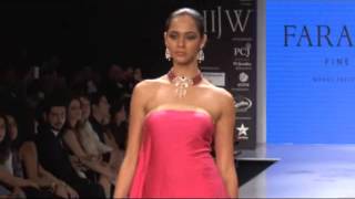 IIJW DAY 01 LISA RAY ON RAMP FOR GII BY FARAH KHAN 01