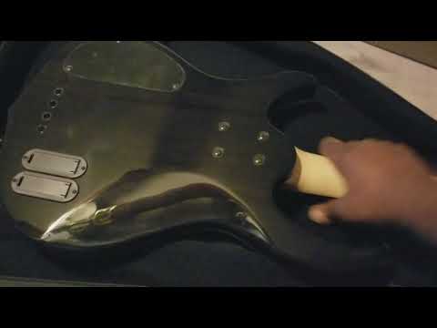 Sire Marcus Miller M3 bass guitar / unpacking 2