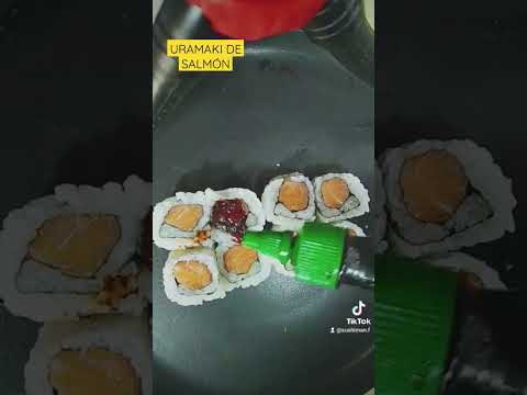 Uramaki roll de Salmón. Sushi al revés. Dale amor y suscribet #sushi #sushilovers #foodlovers
