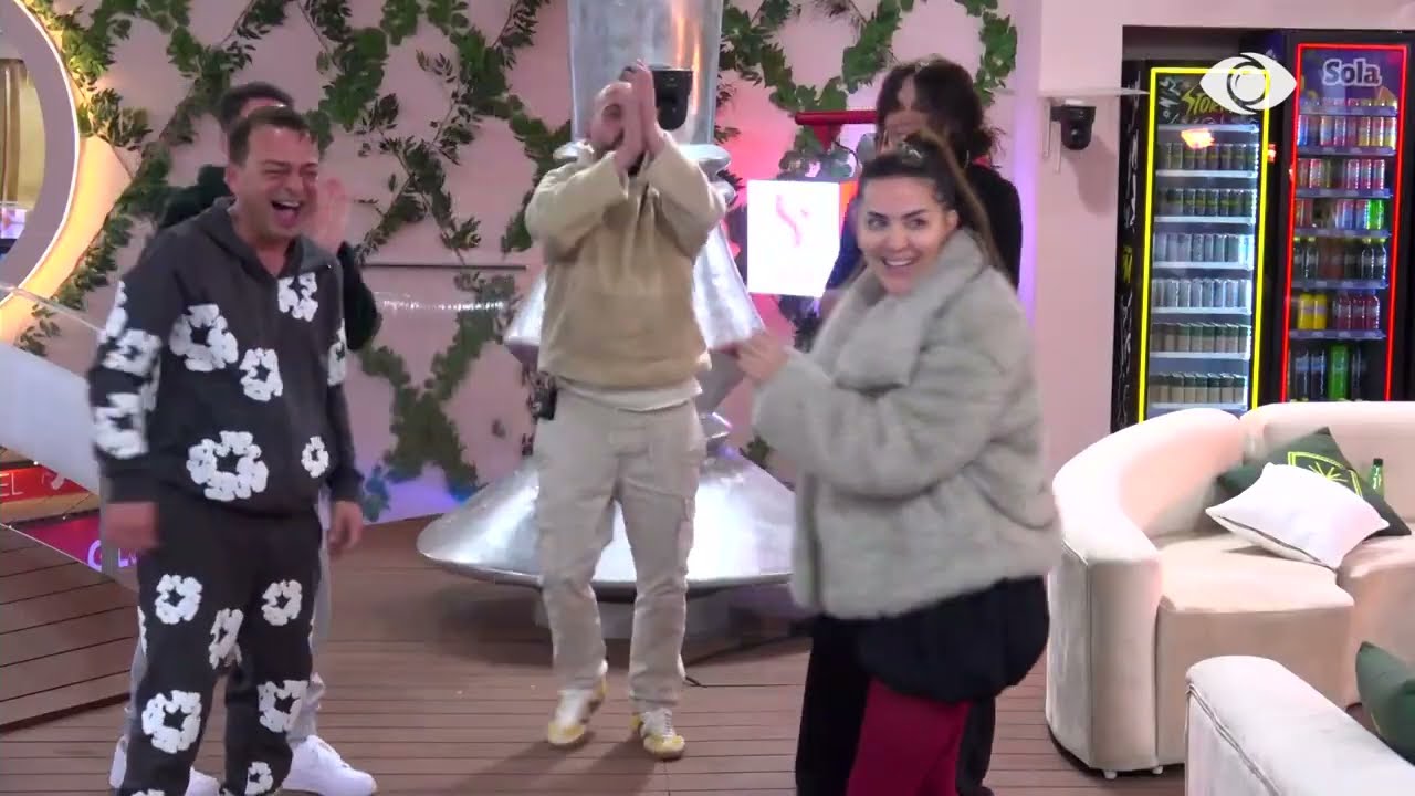 Momente festive në shtëpi/ Bernardi dhe Amber kërcejnë së bashku