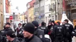 preview picture of video 'Anti-Überfremdungsdemo in Güstrow – Polizeibeamter geht unverhältnismäßig hart gegen Aktivisten vor'