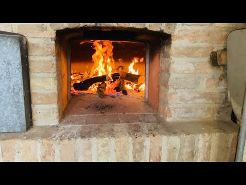 Pane contadino nel forno a legna. Rustico come il pane di una volta. con lievito madre ￼￼