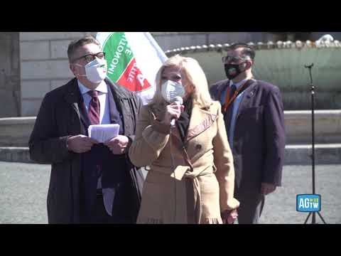 Sandra Milo alla protesata delle partite Iva: «Non possiamo morire di fame, di inedia e di paura»