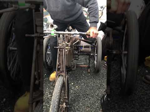 Loulou sur son tri de Dion Bouton 1899