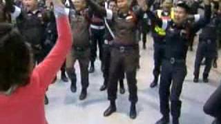 Lachtraining für thailändische Polizei
