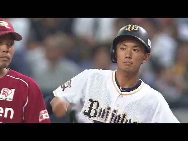 【3回裏】バファローズ・岡崎 詰まりながらもセンター前へ運ぶうれしいプロ初ヒット!! 2017/10/7 Bs-E