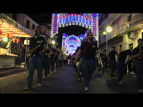 La SassinFunky Street Band sfila per il corso principale di Grottaminarda (AV)