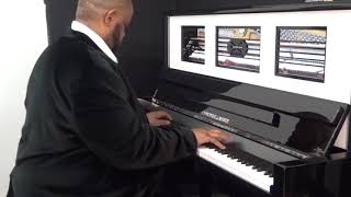 Taurey Butler met à l'essai le piano droit de marque Piano Esmonde White